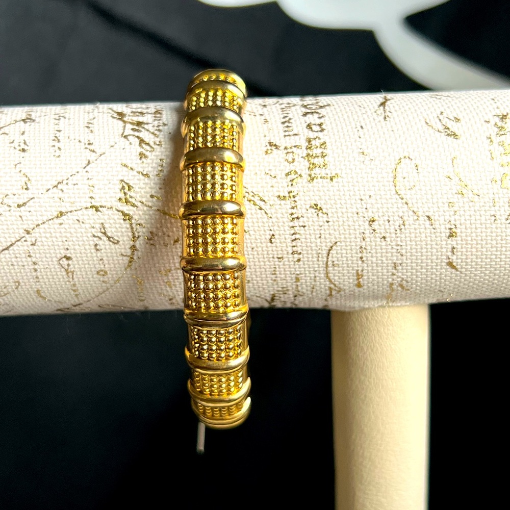 ⭐️Gleaming Gold Tone Hinged Signed Bangle by Cookie Lee